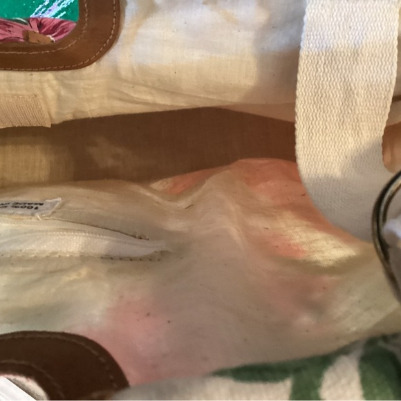 Victoria Garden over night tote bag-
Width 19”
Length 14” - Picture 3 of 4